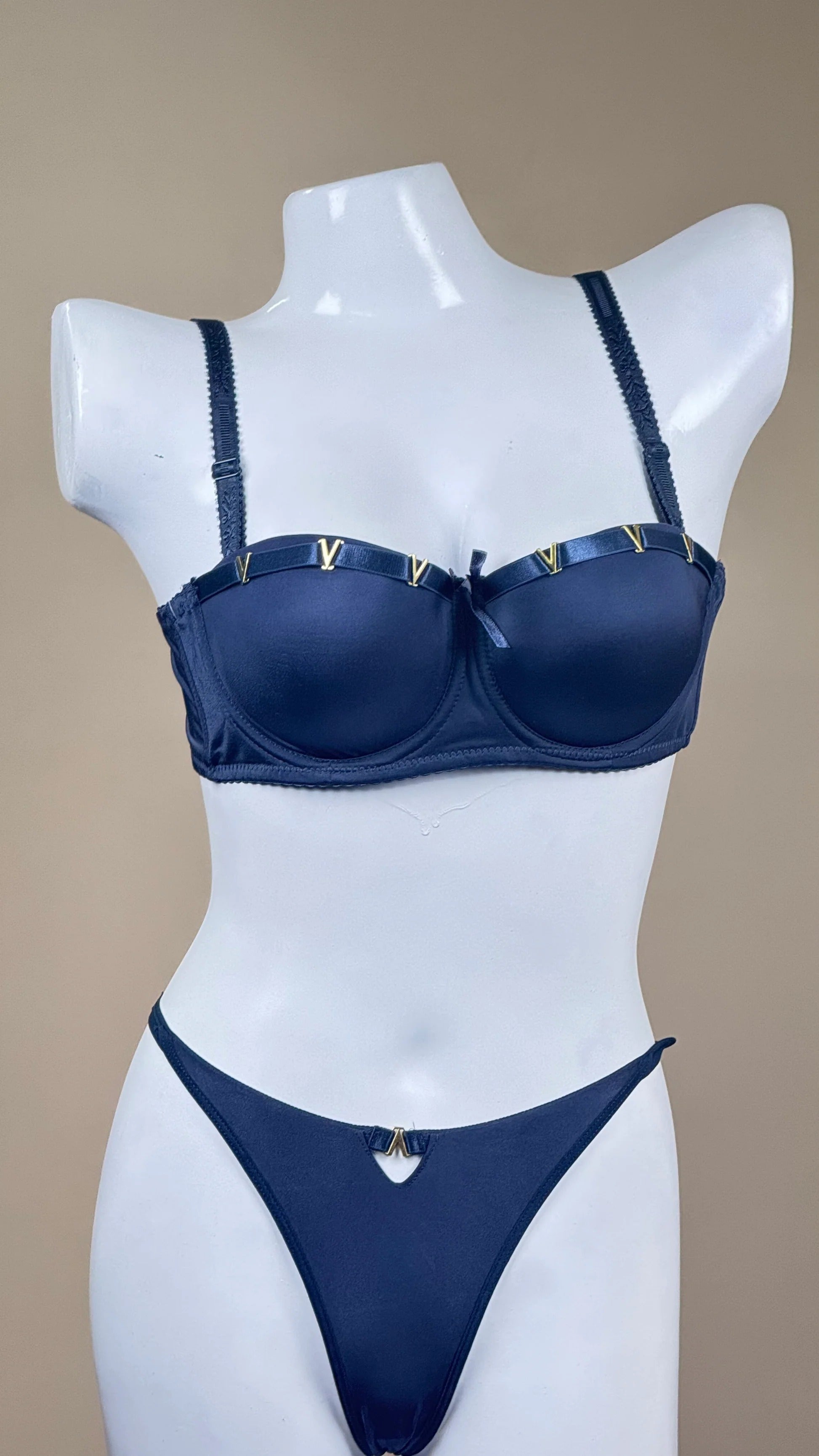 Premium Soft Thin Pad Bra Set with V-Buckle – Elegant & Comfortable