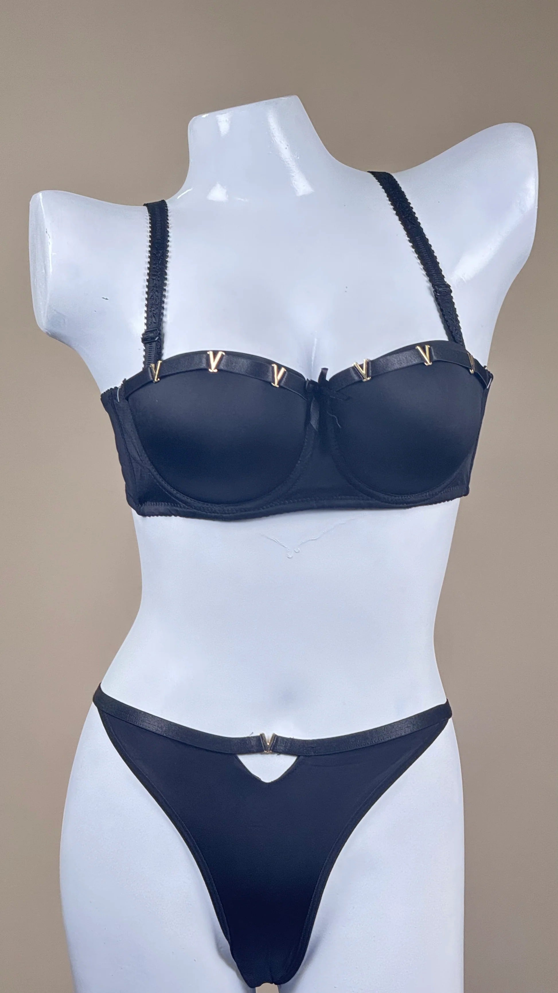 Premium Soft Thin Pad Bra Set with V-Buckle – Elegant & Comfortable